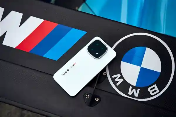 iQOO 15首发AR增透膜：高成本黑科技，别轻易撕掉！