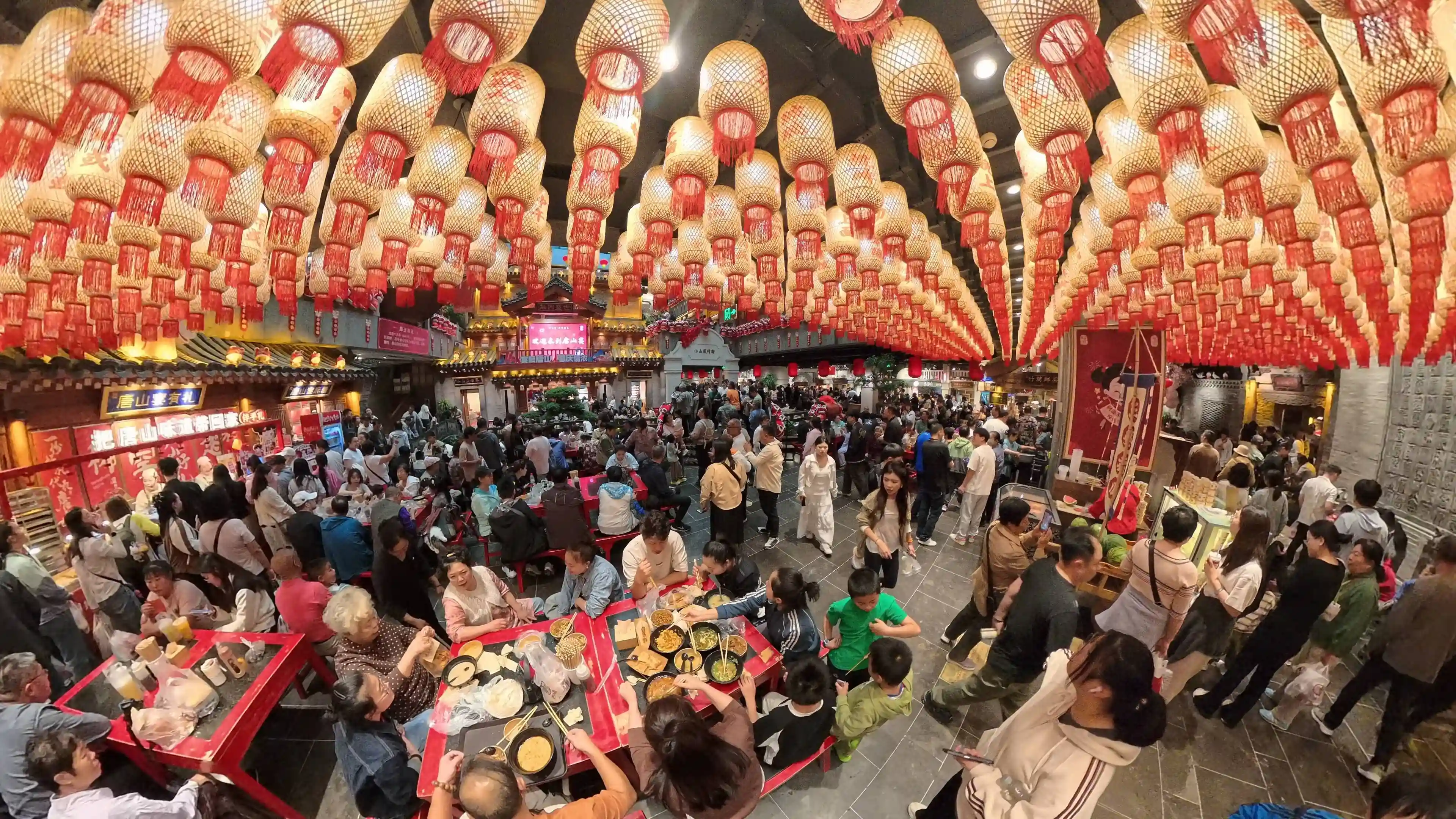 人气爆棚点燃消费热潮 假期市场焕发强劲动能