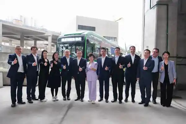 比亚迪巴西交付首台22米超长续航电动大巴：642度刀片电池引领绿色出行新纪元
