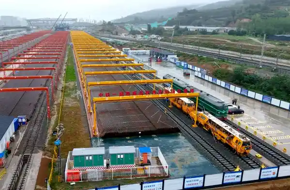 西康高铁全线铺轨启动 桥隧比94%创铁路建设新高度