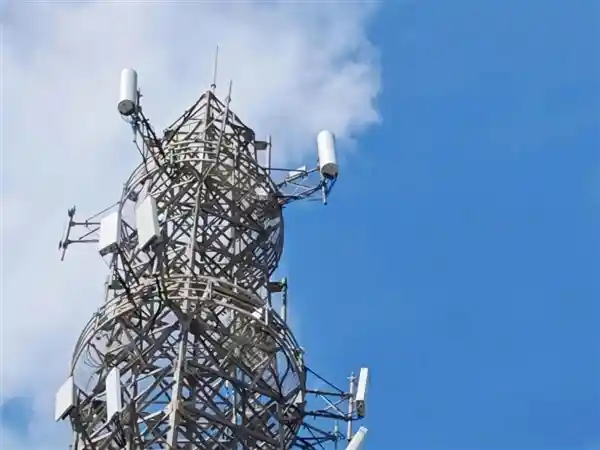 华为AI基站硬扛台风麦德姆：天线被吹偏20分钟自动校准恢复