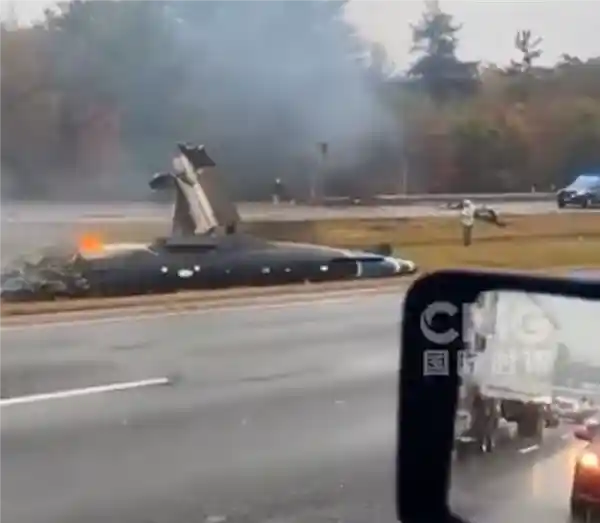 三日三坠！小飞机冲上高速酿惨剧，2死1伤引全美震惊