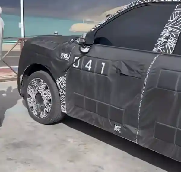 小米YU9震撼来袭！雷军亲赴新疆实测，5.2米巨无霸增程新车谍照首曝