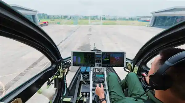 腾空而起！中国吨级载人eVTOL首次载人试飞成功