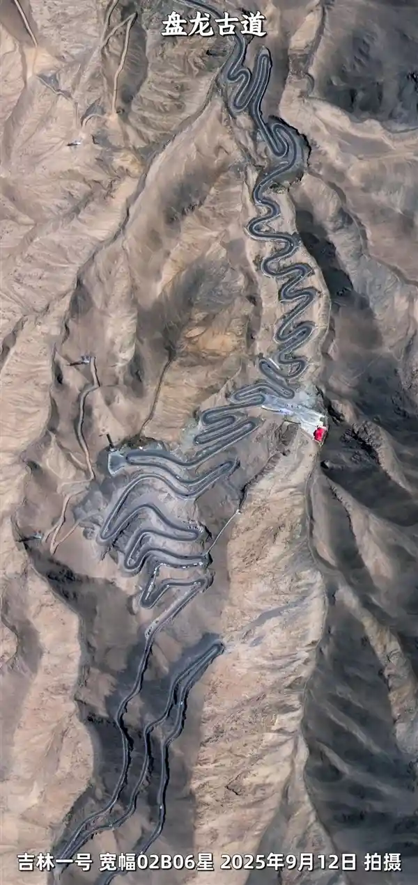 盘龙古道：帕米尔高原上的天路龙影