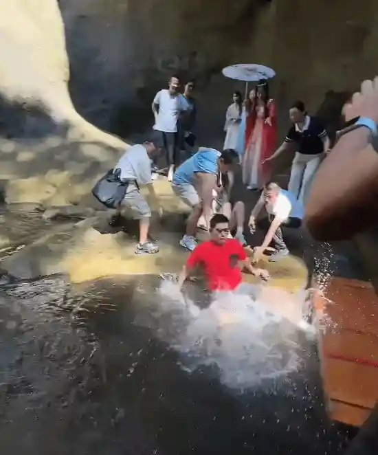 张继科景区落水引争议，网友怒斥一脚踹人太不地道