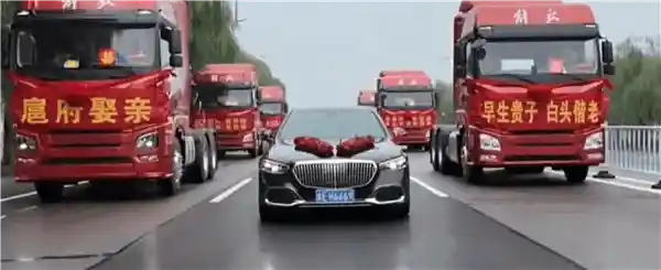 山东霸气接亲！6辆红色重卡开道，父亲为圆儿时梦豪组卡车天团迎亲
