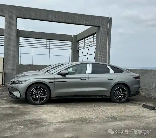 比亚迪汉加推版首曝！10月10日上市：混动续航升级至245km，怀档+冰箱配置亮眼