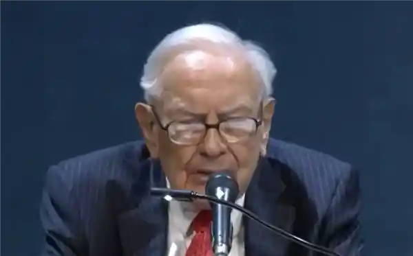 巴菲特95岁再创传奇：1490亿美元巨资移交子女基金会，家族财富传承新篇章