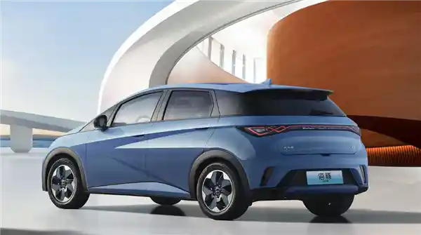 中国新能源车出口狂飙！10月翻倍增长，比亚迪一骑绝尘超二三名总和