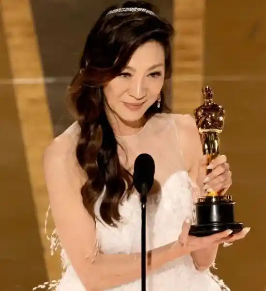 杨紫琼怒斥好莱坞：亚裔面孔为何总需借口才能登场？