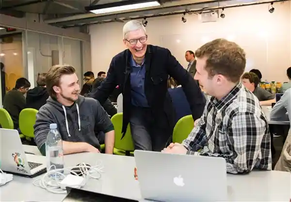 库克将退！苹果布局后乔布斯时代：新掌门人悄然浮现