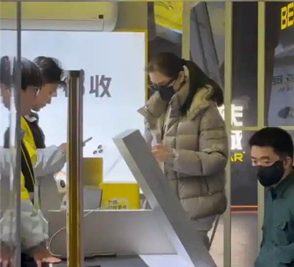 李想夫妇低调现身二手手机店 网友：富豪的精明生活