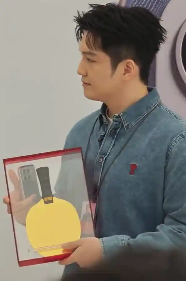 樊振东惊喜现身深圳小米之家！出任一日店长获赠黄金球拍引全城热议