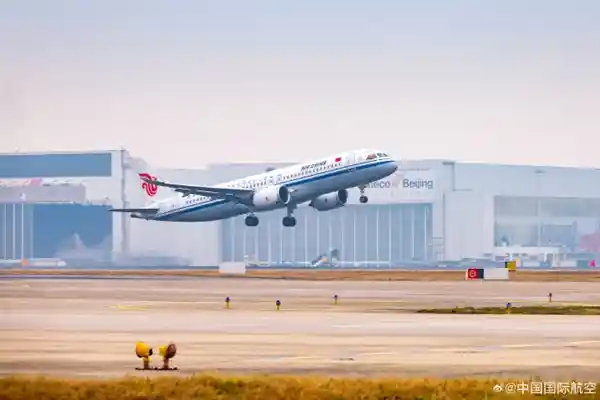 五星红旗飘扬蓝天！国航C919首飞香港，水门礼遇开启国产大飞机新航程