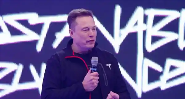 马斯克震撼宣布：特斯拉将实现发短信自动驾驶时代