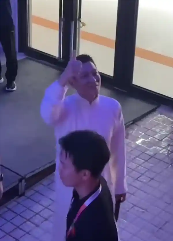 刘德华全运会彩排激情献唱《中国人》，网友：瞬间穿越回1997！