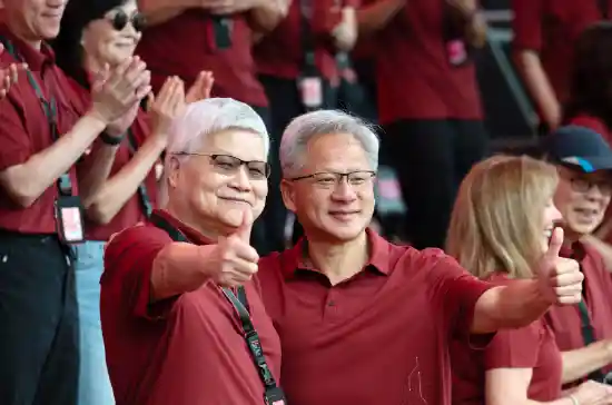 黄仁勋红衣亮相台积电运动会 比心合影引爆科技圈