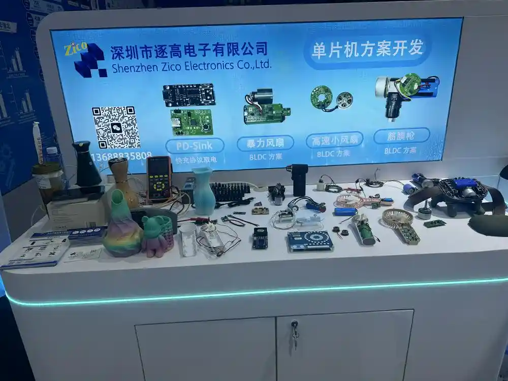 AI眼镜引爆关注，机器人热情迎客——华强北展区成2025消费电子大会焦点热点