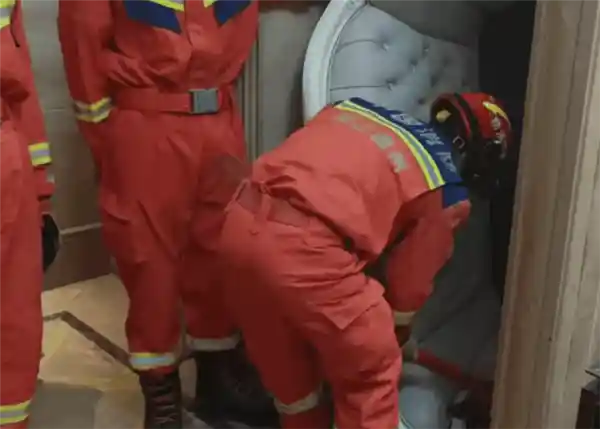 网购二手沙发竟成堵梯王！情侣收货当场傻眼，119紧急救援引围观