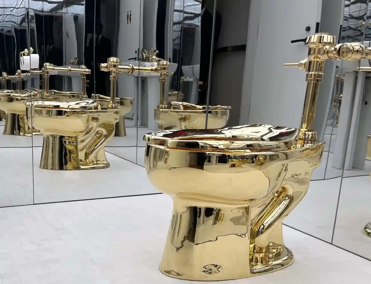 黄金马桶重现！美国命名天价艺术品起拍近千万美元引爆全球关注