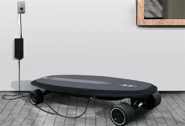 比亚迪电动滑板售罄引热议，3599元随车携带成亮点