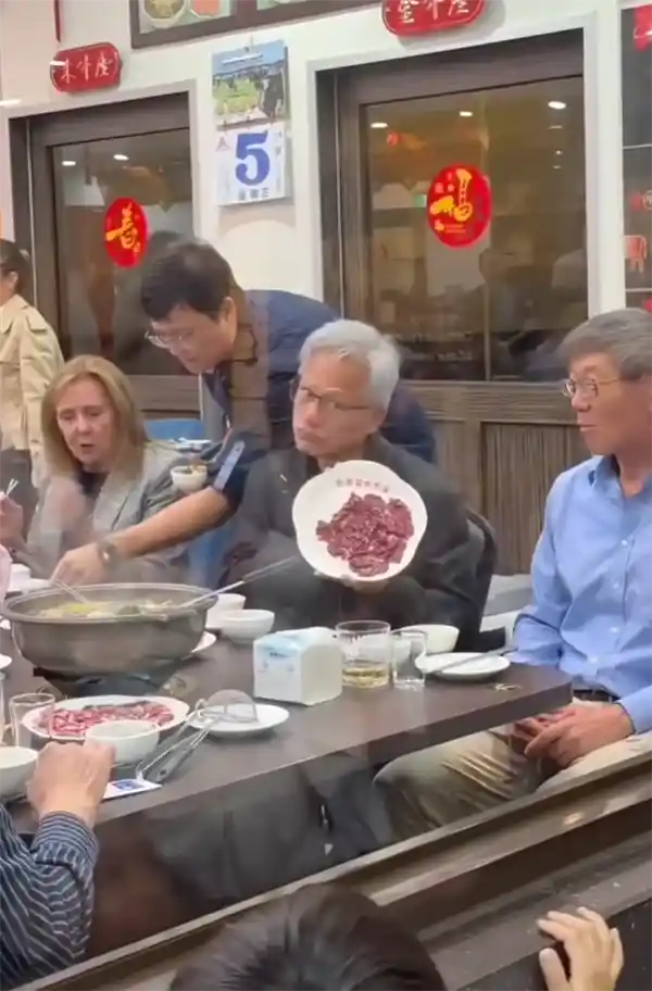 黄仁勋台湾行：火锅店卖萌，科技大佬的接地气时刻