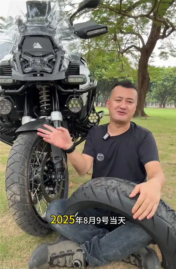 30万宝马摩托骑行800公里轮胎报废，车主背残胎跨国奔赴意大利硬核维权