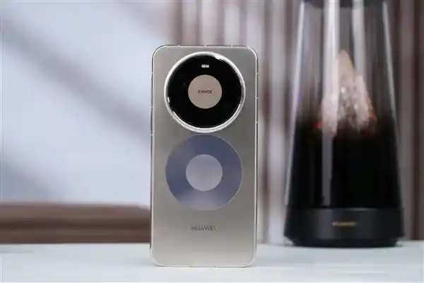 华为Mate 80系列引爆全球抢购潮：23天狂销120万台，强势登顶中国手机销量冠军！