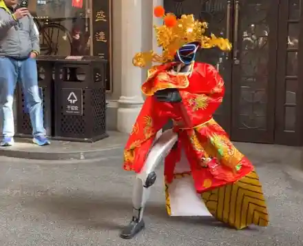 机器人穿财神服街头热舞 网友惊呼：这是哪路神仙？
