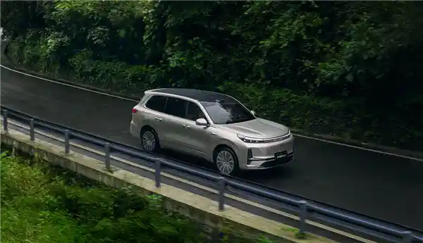 设计内卷乱象曝光！吉利高管怒斥车企跟风抄作业，中国智造正被流量逻辑拖垮