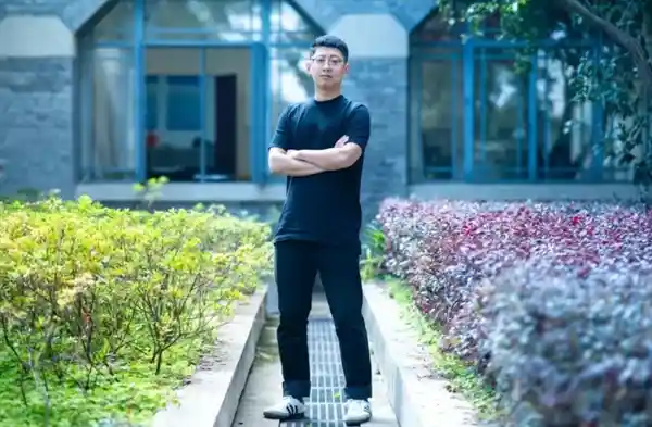 《29岁博士荣登武大正教授宝座：60万年薪+30万雷军基金+200万安家费，学术新星崛起！》