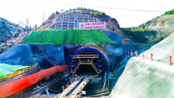 延榆高铁全线首座隧道贯通！全长453.55米，建设里程碑取得重大突破