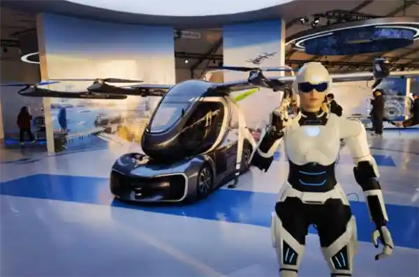 奇瑞墨甲机器人上岗4S店，人型销售官正式出道！