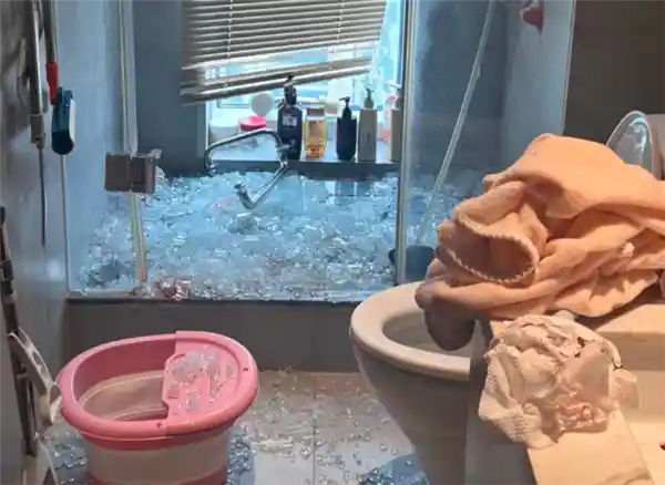女子洗澡遭玻璃门爆弹袭击 手筋断裂！专家支招：选对钢化玻璃很重要