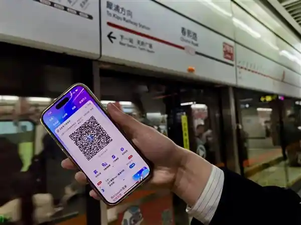 《港人游成都无缝衔接：Alipay+与天府通携手，一部手机畅行公交地铁》