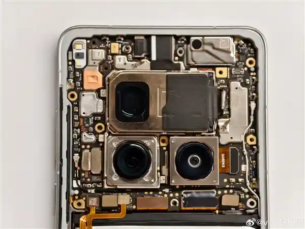 vivo X200 Ultra拆解：三颗巨型摄像头模组震撼登场