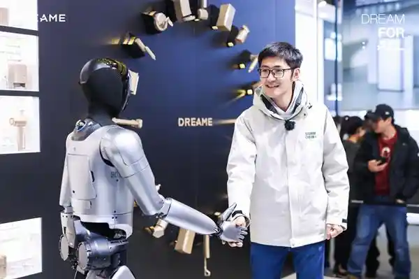 《AWE2025现场直击：魔法原子人形机器人小麦引爆流量风暴》