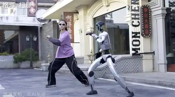 《一跃成名！宇树G1人形机器人演绎酷炫鲤鱼打挺》