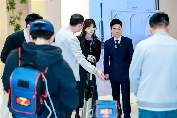 央视王冰冰携手董宇辉探秘MOVA高端展馆，引爆AWE 2025科技盛宴！