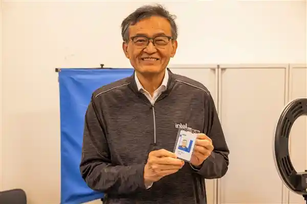 英特尔新任CEO陈立武上任！57年后首位华人掌舵，工牌首秀笑傲江湖