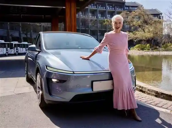 马斯克母亲粉装登场中国首秀：试驾焕新Model Y赞誉连连