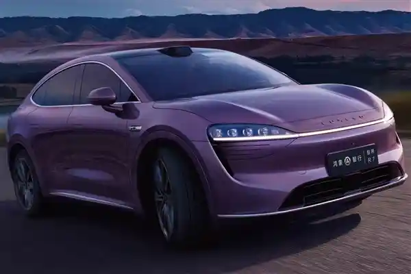 刘亦菲直播惊艳登场：白黄礼服再现仙气黄亦玫