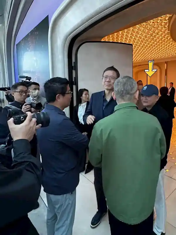 马云现身香港午宴，与章泽天同框引关注：银行业精英聚会背后的故事