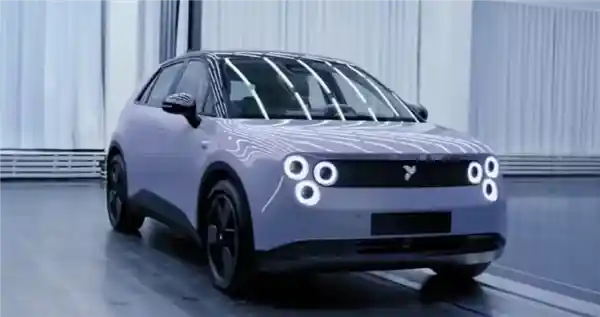 李斌化身设计先锋！独创三眼灯引发热议：萤火虫外观遭吐槽却意外出圈