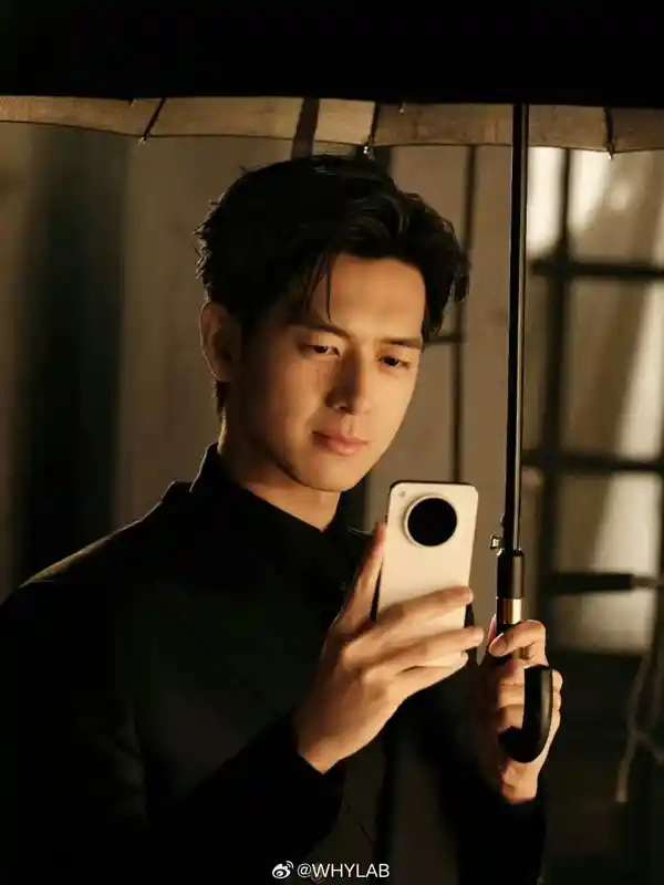 纤薄重塑未来！OPPO Find X8s创意海报演绎极致轻量美学