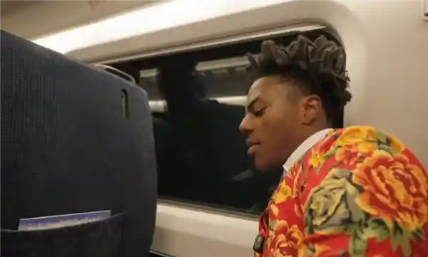 美国网红甲亢哥初体验中国高铁：隧道中网络依旧飞速，直呼这太疯狂了！