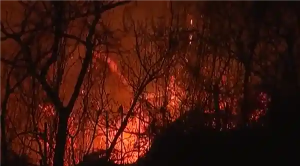 《熊熊烈火吞噬千年古刹！韩国史上最严重山火灾情致26人遇难，救援等待天降甘霖》