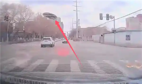 《飞来横祸！前车轧翻井盖，后车比亚迪宋PLUS遭殃》