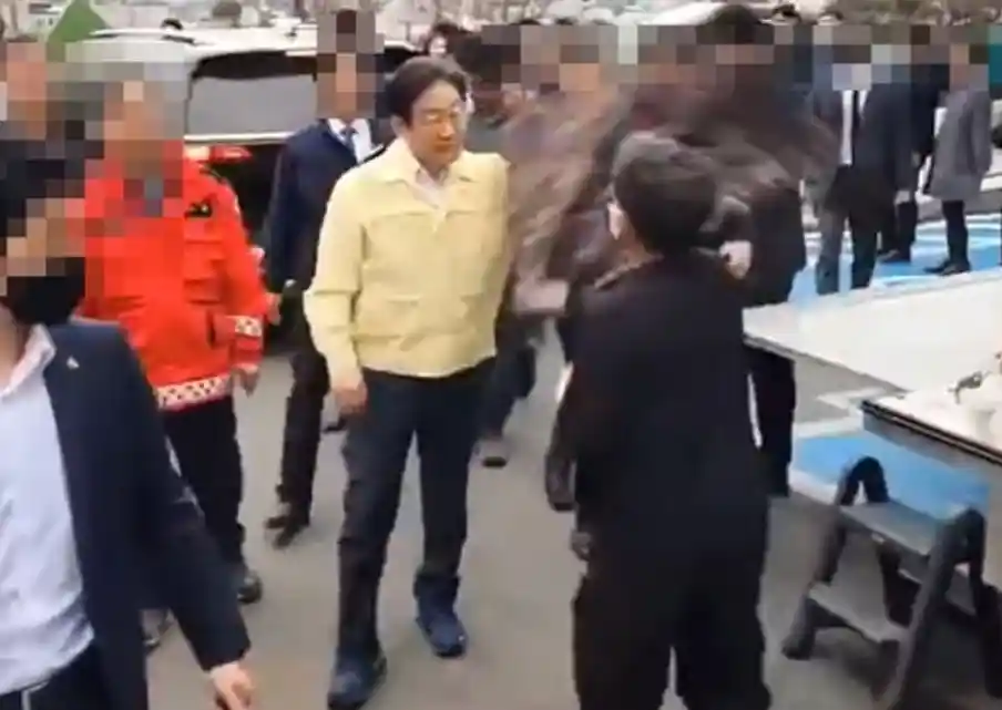 山火现场突发动荡！李在明视察途中遭遇男子挥衣挑衅